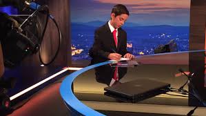 See more of puls24news on facebook. Puls 4 Nachrichtenstudio Einmal Anchorman Beim Fernsehen Sein Non At