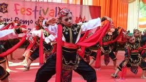 Ini berkaitan dengan lakon yang dibawakan dalam tarian ini. Tari Remo Berawal Dari Tarian Pengiring Kesenian Ludruk Jawa Timur