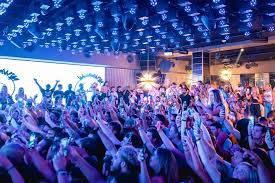 Not a cell phone in sight. Just people living in the moment ✨ Live in the moment this weekend with: Thu - @dresinatra Fri - @matissesadko Sat - @jasonsmithmusic