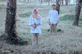Meskipun masih mengenakan pakaian yang casual, namun hal ini tidak lantas membuat kesan romantis hilang. Selain Banyuasin Yang Dikunjungi Jokowi Kebun Karet Di Indonesia Ini Cocok Buat Foto Pre Wedding