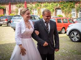 Gekauft, geliehen, gebraucht oder genäht? Fotograf Im Schloss Vor Husum Mobbys Hochzeitsfotografie