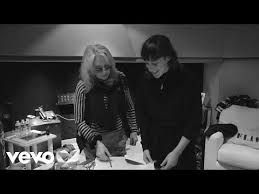 Je lui dédie mes sourires et même tous mes éclats de voix elle me donne sans me le dire la violence de son regard et voilà, tout simplement oh, je l'aime. Veronique Sanson Juliette Armanet Une Nuit Sur Son Epaule En Studio Youtube Veronique Sanson Juliette Armanet Duo