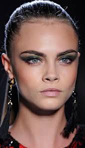 Best Of Cara Delevingne Dalle Passerelle Al Cinema Ecco Tutti I Suoi Look Piu Belli Makeup For Green Eyes Smokey Eye Makeup Smokey Eye Makeup Tutorial