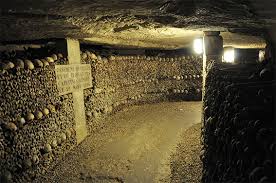 Plus grand ossuaire souterrain du monde, les catacombes de paris constituent un incontournable des monuments parisiens : Katakomben Lexikon Logo Aktiv