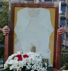 Il 13 maggio 1981, papa giovanni paolo ii subì un attentato da parte di mehmet ali ağca, un killer professionista turco, che gli sparò due colpi di pistola. Massafra La Maglia Di Giovanni Paolo Ii Con I Fori Degli Spari E Il Sangue Dell Attentato