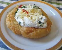 Ungarische Langos Mit Knoblauchcreme Und Kase Ein Schones Rezept Aus Der Kategorie Brot Und Brotchen Bewertungen 30 Rezepte Knoblauchcreme Ungarische Langos