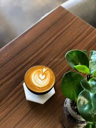 سعسعة بالرياض Twitterissa هنا قهوة لذيذة Eracoffee2إرا كافيه العقيق اللي يبي يجرب محامص الغربيه يزورهم قهوتهم من كوب وكنبه عندهم من محمصة صواع وسيكرت وقريبا كف ه جربت الكورتادو رائع واكوابهم انيقه جدا وتعاملهم