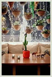 Hanging Plants And Fairy Lights Make For A Very Pretty Night Time Backdrop To This Homely Living Space Decoracao Ideias Verdes Jardim Suspenso