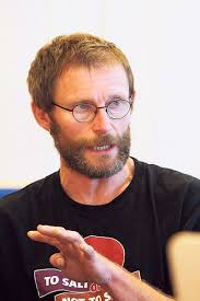 Ola Vie leder vandring i langfredags-fjæra