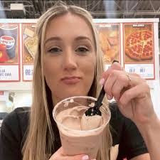 Selena Schultz's Instagram, Twitter & Facebook