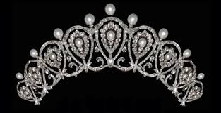 Maria Cristina Died In 1929 Her Son King Alfonso Xiii Later Passed The Cartier Loop Tiara Onto The Wife Of H Freshwater Pearl Drop Earrings Tiara Pearl Tiara