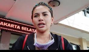Artis kelahiran jakarta, 17 maret 1986 itu dikenal justru karena selalu menjadi bahan pembicaraan di media akibat semua kontroversi yang ia perbuat. Nikita Mirzani Laughing Seeing Her House Just Rattled By 6 Mothers Newsy Today