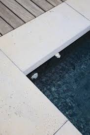 Margelle De Piscine En Beton L Aspect Grese Rouviere Margelle Piscine Piscine Beton Piscine