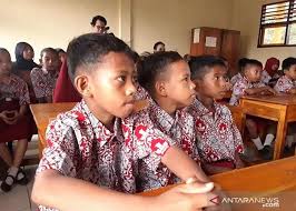 Jadi kali ini admin sgo ingin kongsikan kalendar 2017 malaysia ini lebih awal lagi insyaallah supaya dapat memudahkan kerja booking hotel. Kalender Pendidikan 2020 2021 Terbit Anak Sekolah Mulai Masuk 13 Juli Urbanasia Com