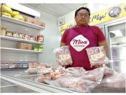 Dengan banyak sampah pinggang tinggi dan peti sejuk beku rendah, hasil pengeluaran pos dan kawasan makanan siap di silver lake mempunyai suasana yang terbuka. Peniaga Daging Import Kecewa