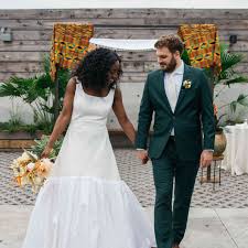 These thirty gorgeous wedding hairstyles for medium hair will help you spend less time in a salon chair, and more minutes taking pictures and soaking up the fun of your big day! 41 Wedding Hairstyles For Medium Length Hair