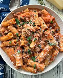 Easy 30 Minute Italian Sausage Rigatoni With Spicy Tomato Cream Sauce This Stuff Is Lick Your Plat In 2020 Pasta With Meat Sauce Sausage Rigatoni Mild Italian Sausage