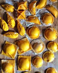 Se ami il sapore dei ravioli fatti a mano, ma non vuoi dare fondo al portafoglio, preparali in casa personalmente. Ravioli Fatti In Casa Impasto Forme E Ripieni Ravioli Fatti In Casa Impasto Per Ravioli Ravioli