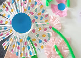 Blumen aus klopapierrollen, die schon mit kleinen kindern einfach zu basteln sind. Basteln Mit Kindern Eine Blume Aus Muffin Formchen Heldenhaushalt
