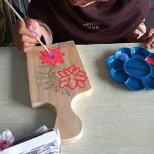 Materi seni budaya kelas viibab 10 tentang  menerapkan ragam hias pada bahan kayu  dengan teknik menggambar / melukis. Ragam Hias Pada Kayu
