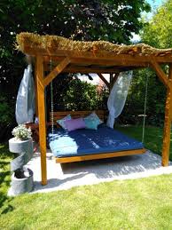 Die menschen hören radio, während sie arbeiten, beim kochen, im bett, im garten, beim autofahren. Schwebendes Gartenbett Gartenbett Garten Selbstgemachte Gartenmobel