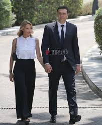 Τα στιγμιότυπα που δημοσίευσαν ο βασίλης κικίλιας και η τζένη μπαλατσινού. Tzenh Mpalatsinoy Me Diaforetika Royxa Sthn Orkwmosia Kai Sthn Paradosh Ypoyrgeioy Fthis Gr