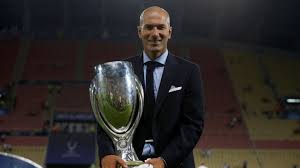 But zidane left the game in disgrace in 2006. Zinedine Zidane Verlasst Real Madrid Sport Sz De