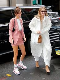 En règle général un costume bien taillé avec une coupe classique de couleur bleu marine ou grise car les couleurs sont des. Les Erreurs De Looks A Eviter Pour Un Repas De Famille Stylight