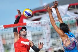 Dalam permainan voli pantai, terdapat perbedaan ukuran dengan voli indor yaitu tidak adanya garis serang pada voli pantai. Dinilai Terlalu Minim Voli Pantai Sosialisasikan Seragam Baru Antara News