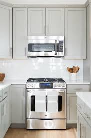 These grey wood cabinets don't feature only great looks but also an exceptional construction. Light Grey Shaker Kitchen Cabinets Design Ideas