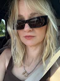 one thing about me- I love a slick back 🩰 @elisa.loehr using @kerastase  L'incroyable Blowdry @igkhair Good Behavior heat protectant #murraysbeswax  @ebin_newyork Edge Control