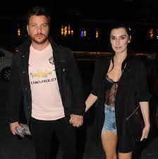 Burcu kıratlı ile sinan akçıl'ın evlilik kararıyla ilgili yeni gelen haber magazin gündemine bomba gibi düştü. Sinan Akcil Dan Burcu Kiratli Ya Kiskanclik Baskisi