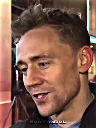 Tom Hiddleston Comic Con Suit Reactions