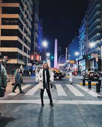 Passear A Noite Sobre As Luzes Da Cidade E Encantador E Quantas Luzes As Ruas Do Centro Lembram Nova York Aquela Q As Luzes Da Cidade Luzes Da Cidade Cidade