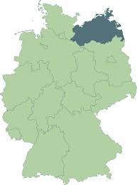 Wikipedia (d) bedeutung/ursprung des wappens das kleine wappen zeigt einen gespaltenen schild, vorne golden mit einem schwarzen stierkopf, hinten silbern mit einem roten greifen, und verbindet so die heraldik von mecklenburg (stierkopf) mit der von pommern (greif), so. Mecklenburg Vorpommern Bundesland Wappen Und Landeswappen