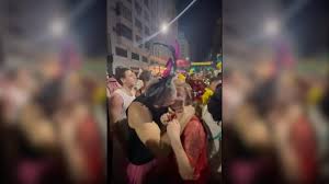 Com gosto de democracia, diz Lindbergh ao beijar Gleisi no Carnaval