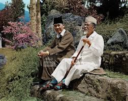 Soekarno Dan Agus Salim Di Danau Toba 1947 Di 2020 Danau Toba Indie Danau