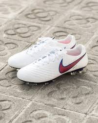 Iniesta Receives Special Edition Nike Magista For Final Game Soccerbible Toda la información de messi, coutinho, suárez, gerard piqué y toda la plantilla del primer equipo de fútbol del barça.