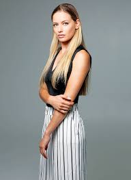 Χωρίς η μαρινα (ντόρα μακρυγιάννη) να γνωρίζει ότι πρόκειται για τη βιολογική της μητέρα, αναλαμβάνει την υπεράσπισή της. Ntora Makrygiannh Niw8w Asxhma Poy Den Mporw Na Ntora Makrygianni Niotho Aschima Pou Den Boro Na