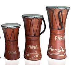Layaknya alat musik drum, tifa juga bisa dipakai sebagai pengatur tempo dan irama lagu. 5 Alat Musik Tifa Sejarah Fungsi Gambar Bentuk Alat Musik Tifa Bukubiruku