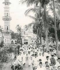Beautiful building and amazing architecture. After Friday Prayers At Masjid Jamek Kuala Lumpur In 1957 Old Photos Kuala Lumpur Old Maps