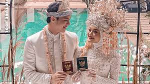 Pasangan selebritas rey mbayang dan dinda hauw akhirnya dikaruniai anak pertama. Cara Taaruf Dengan Dinda Hauw Dikritik Rey Mbayang Bela Diri