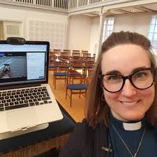 Præst Anne Thompson er klar til at dele en halv times fred og ro med dig  til aftenbøn kl.20.00 i aften på facebook. Gør dig det behageligt med en  god stol, et