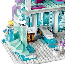 Společně s annou, kristoffem, olafem a svenem se královna elsa vydává na nebezpečnou a pozoruhodnou cestu do zakletého lesa a. Lego Disney Frozen Elsa A Jeji Kouzelny Ledovy Palac 43172 Kostickylega Cz