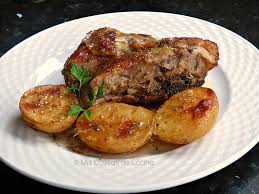 La clave para hacer un buen cordero es cocinarlo de forma lenta para lograr que la carne quede bien tierna, pero además una de nuestras es interesante lograr que para hacer que una pierna de cordero esté más sabrosa puede hacerse lo siguiente con una jeringuill. Paletilla De Cordero Asada A La Miel Mis Cosillas De Cocina
