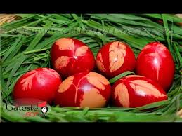5 oua, 220 gr zahar, 1 praf de copt, 125 gr. Oua Rosii De Paste Decorate Cu Frunze Youtube