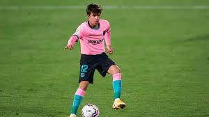Ricard riqui puig martí is a spanish professional footballer who plays for barcelona as a central midfielder. Barca Will Riqui Puig Verleihen Auch Leeds United In Der Lostrommel