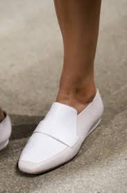 La ballerine, soulier peut être le plus décrié qu'il soit shoppé directement au rayon homme ou qu'il serve d'inspiration à un soulier retravaillé, il est la chaussure fermée parfaite. Chaussures Les Tendances Printemps Ete 2015