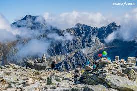 Szlak turystyczny z szczyrbskiego jeziora przez popradzkie jezioro, doliną mięguszowiecką na rysy. Rysy 2503 M N P M