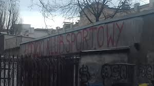 Jakby tych napisów było mało fani promują jeszcze zaprzyjaźniony ruch chorzów i atakują znienawidzoną. Lks Kontra Widzew Kibice Maza Na Murach Napisy Szpeca Miasto Gol24